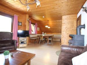 sala de estar con mesa y fogones en Mooshausl, en Gnesau Sonnleiten
