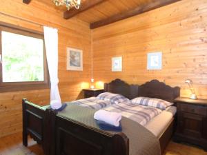 Un dormitorio con dos camas en una cabaña de madera. en Mooshausl, en Gnesau Sonnleiten