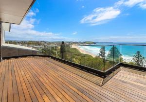 Un balcón de una casa con vista al mar. en Morning Glow - Wake up to breathtaking views and golden sunrises at this serene coastal retreat., en Bombo