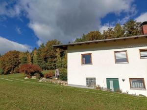 a white house with a yard and trees at Berghof in Viechtach