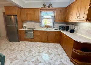 Η κουζίνα ή μικρή κουζίνα στο Ocean View Home Haroula's Place +3 φωτογραφίες