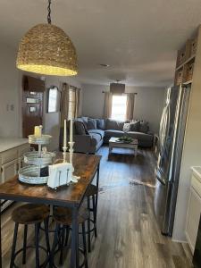 Billede fra billedgalleriet på Cozy two-bedroom cottage close to everything! i Oak Island