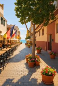 een straat met tafels en stoelen en een boom bij Arguinegin 2 Bedroom Apartment Ocean View in Arguineguín