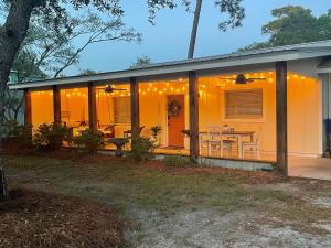 Billede fra billedgalleriet på Cozy two-bedroom cottage close to everything! i Oak Island