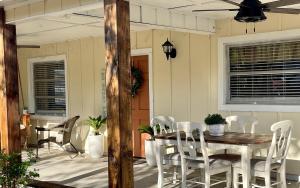 Billede fra billedgalleriet på Cozy two-bedroom cottage close to everything! i Oak Island