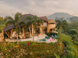una vista aérea de una casa con piscina en Luxury Bamboo Villa, en Selat