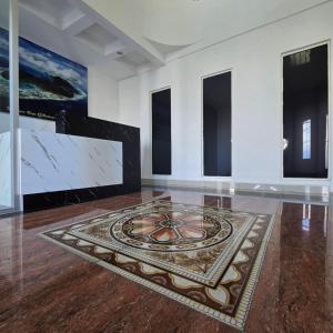 una camera con un tappeto a mosaico sul pavimento di Magnificent White House Semporna by The Minimalist a Semporna