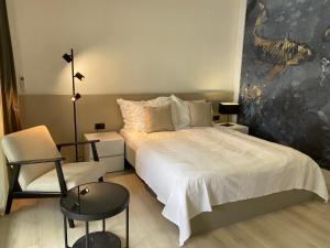 een slaapkamer met een groot bed en een stoel bij Apartments by the sea Mali Losinj (Losinj) - 3444 in Veli Lošinj