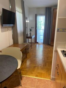 een keuken en een woonkamer met een tafel en een eetkamer bij Apartments by the sea Mali Losinj (Losinj) - 3444 in Veli Lošinj