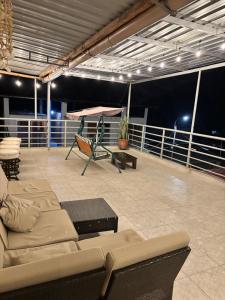 - un balcon avec un canapé et une table sur un bateau dans l'établissement MarAzul, Casa grade familiar en Zorritos, à Zorritos