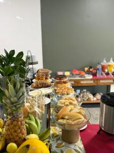 un buffet de comida y fruta en una mesa en Hotel Conceito, en Tareco