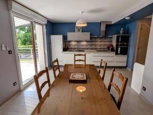 Kuchyň nebo kuchyňský kout v ubytování Maison rénovée au bord de la Saône avec terrasse et jardin - FR-1-583-463