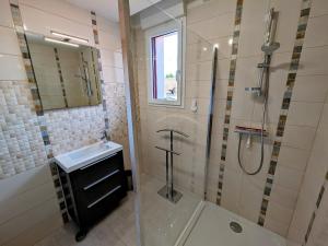 une salle de bain avec lavabo et douche dans l'établissement Maison rénovée au bord de la Saône avec terrasse et jardin - FR-1-583-463, à Rigny