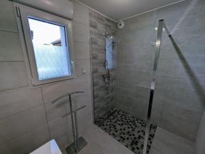 Koupelna v ubytování Maison rénovée au bord de la Saône avec terrasse et jardin - FR-1-583-463 + 15 fotografií