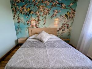 Postel nebo postele na pokoji v ubytování Maison rénovée au bord de la Saône avec terrasse et jardin - FR-1-583-463