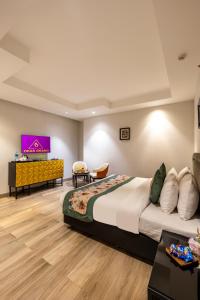 TV a/nebo společenská místnost v ubytování Okas Grand Luxury Collection Hotel Near Crowne Plaza New Delhi Okhla By IHG