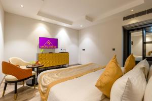 TV a/nebo společenská místnost v ubytování Hotel Okas Grand