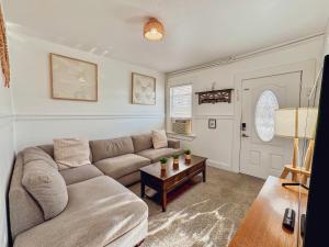 Χώρος καθιστικού στο Alwaves Family 3 Bedroom Beach Apartment