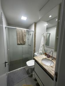 Un baño con ducha, inodoro y lavabo. en Home Experience prox USP, Facop e inst Mondelli, en Bauru