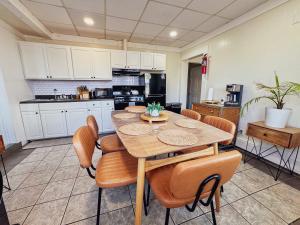 Η κουζίνα ή μικρή κουζίνα στο Alwaves Family 3 Bedroom Beach Apartment