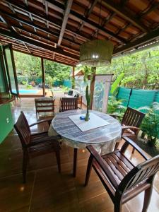 a dining room with a table and chairs at Flat de Irinha Moreré in Cayru