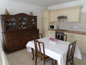 cocina con mesa y mantel blanco en Gremin, en Somme-Leuze