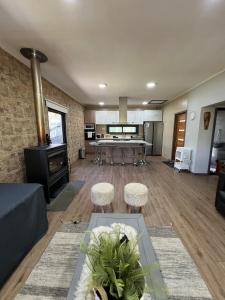 un salon avec un canapé et une table dans l'établissement Amplia Casa Malalcahuello 8pers 3piezas full Wifi Starlink, à Malalcahuello
