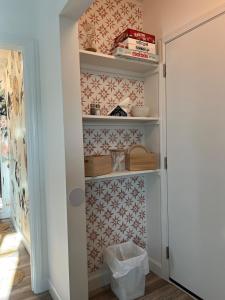 ein Zimmer mit einem Schrank mit Regalen mit Körben in der Unterkunft Charming Cozy Studio 5 Minutes from Sofi Stadium in Los Angeles