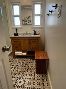 ein Badezimmer mit Waschbecken und Holztisch in der Unterkunft Charming Cozy Studio 5 Minutes from Sofi Stadium in Los Angeles + 7 Fotos