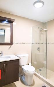 Un baño con inodoro y ducha de cristal. en Aquaville Dorado Moderna Villa 4, en Dorado 33 fotos más