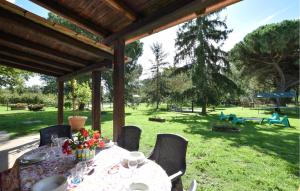 une table avec des fleurs dessus dans une cour dans l'établissement Maurizia, à Bagnoregio