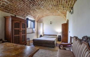 - une chambre avec deux lits et un plafond en briques dans l'établissement Maurizia, à Bagnoregio