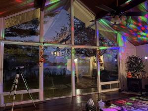 HuntingdonにあるCHalet DREAM LANDの大きな窓のある部屋で三脚にカメラが置かれている