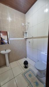 un bagno con un water e un lavandino di Sitio Balneario do Sossego a Rolante Altre 23 foto