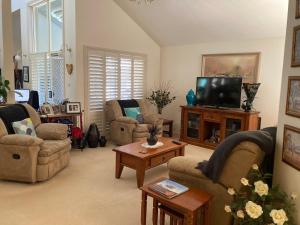 Un lugar para sentarse en HOME STAY on HIGH King Bed -- Private Home with Private Bathroom