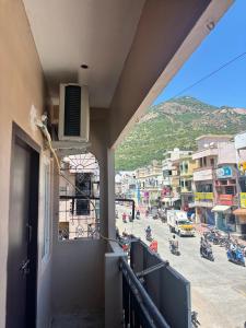 un balcon d'un immeuble avec vue sur une rue dans l'établissement Snekam Inn, à Tiruvannāmalai