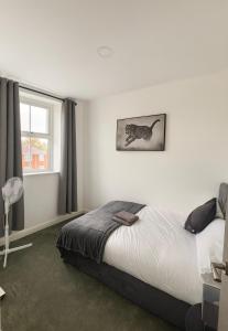 Postel nebo postele na pokoji v ubytování Modern 3-Bed Townhouse Manchester City Centre Free Parking + 7 fotografií