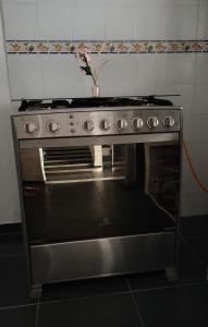 a stainless steel oven with a vase on top of it at Casa azul en Piedecuesta in Piedecuesta