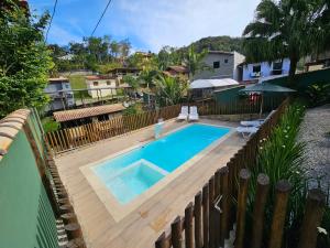 a swimming pool with a wooden fence around it at Flat aconchegante próximo à Trindade e Paraty in Paraty +35 photos
