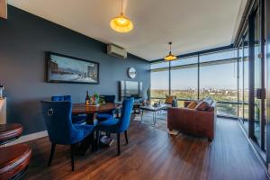 Χώρος καθιστικού στο Horizon King-bed Lux Apt Free Parking