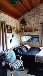 ゴンサウヴェスにあるSonho na Serra Chalé 1の部屋にベッドとソファがある寝室