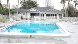 Πισίνα στο ή κοντά στο New In City Comfort Condo Getaway