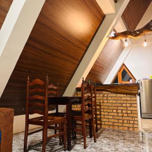 Un comedor con techo de madera. en Thesrilankaman village, en Unawatuna