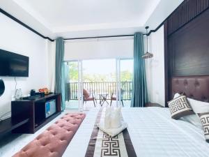 une chambre avec un grand lit et un balcon dans l'établissement Intimate Riverside Resort Vang Vieng, à Vang Vieng