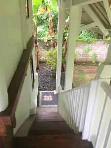 uma escada que leva a uma casa em Anggrek Putih Cooking Class & Guest House em Senggigi