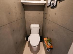 a small bathroom with a toilet in a room at REVISION Ebiyama-tei - Vacation STAY 15811 in Hiroshima