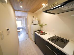 広島市にあるREVISION Ebiyama-tei - Vacation STAY 16834のシンクとコンロのある小さなキッチン