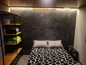 a bedroom with a black wall and a bed at Loft, total tranquility in Dosquebradas