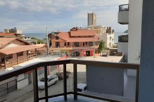 une vue d'une ville depuis un balcon dans l'établissement Apartamento com VISTA para o MAR no centro de Bombinhas, à Bombinhas