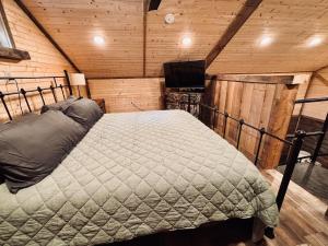 une chambre avec un lit dans une pièce aux murs en bois dans l'établissement The Rustic Ave Red River Gorge, 